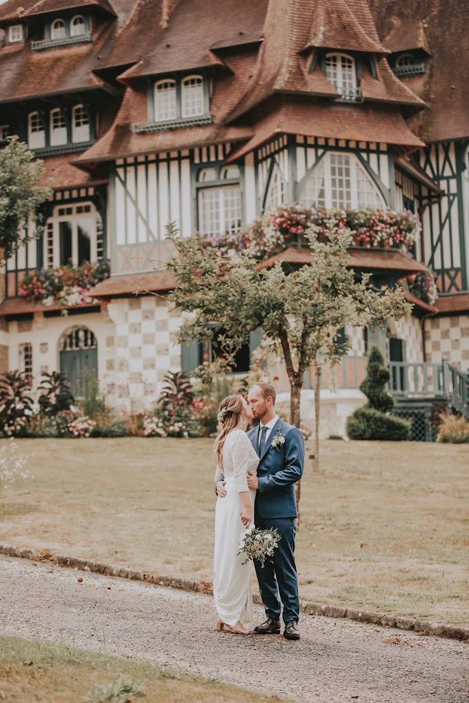 shooting photo mariage deauville les maries qui sembrassent dans le jardin