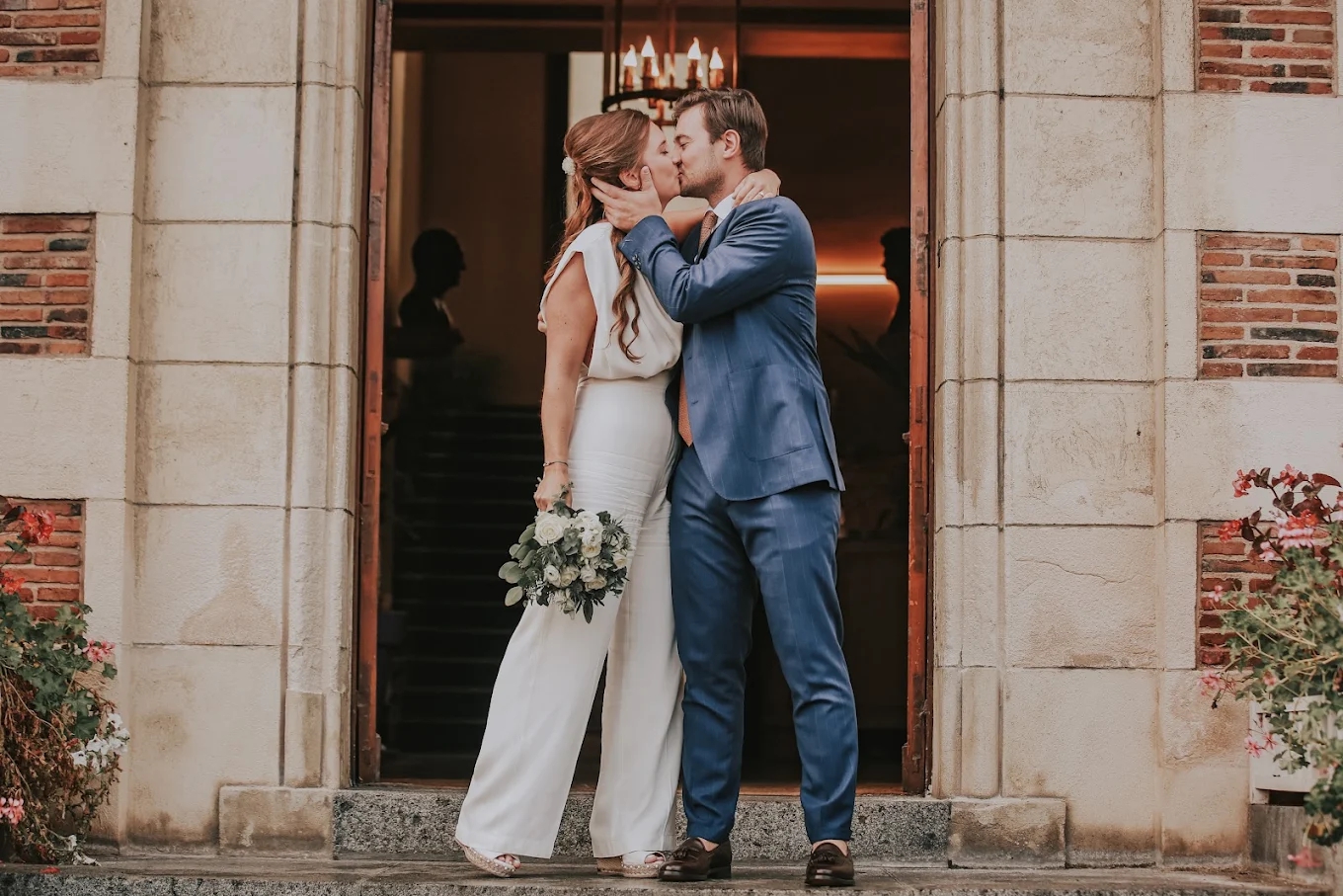 shooting photo mariage deauville les maries qui sembrassent