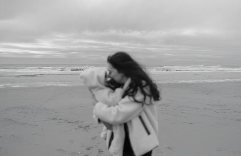 Read more about the article L’art de photographier la joie : séances photo en famille en Normandie